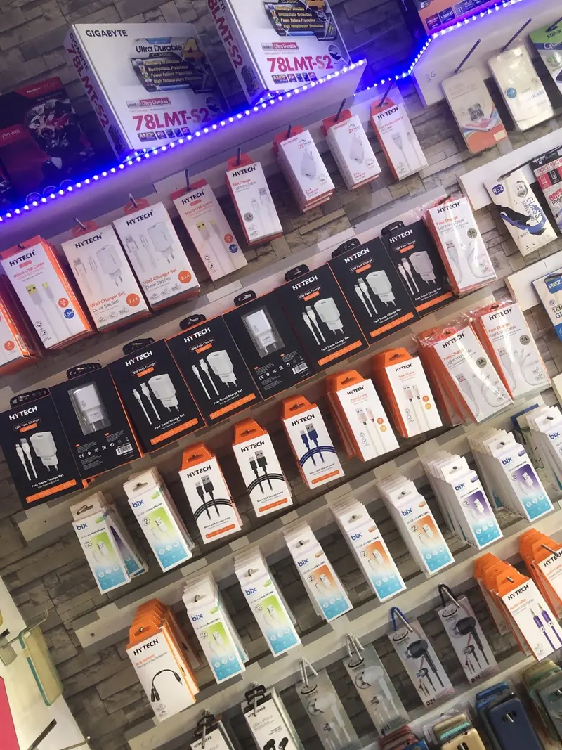 Kablo ve adaptör rafı