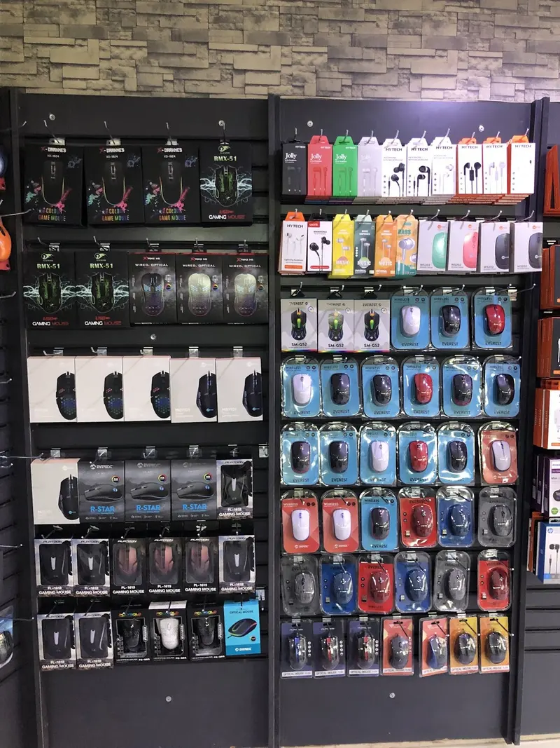Mouse, kablo ve şarj aksesuarları rafı