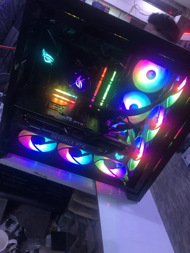 Cam panelli kasada toplanmış RGB fanlı sistem