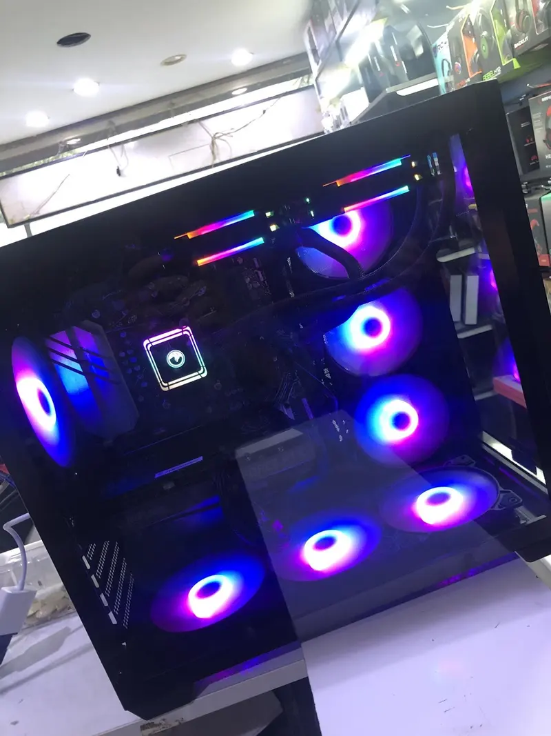Tezgâhta toplanan RGB aydınlatmalı oyuncu bilgisayarı